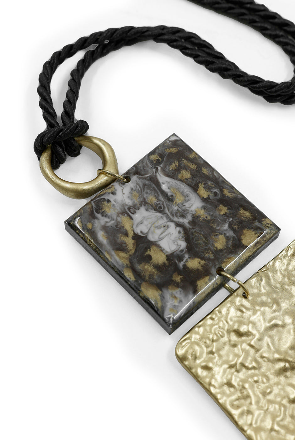 Collar de cordón marrón con dijes cuadrados y borla negra