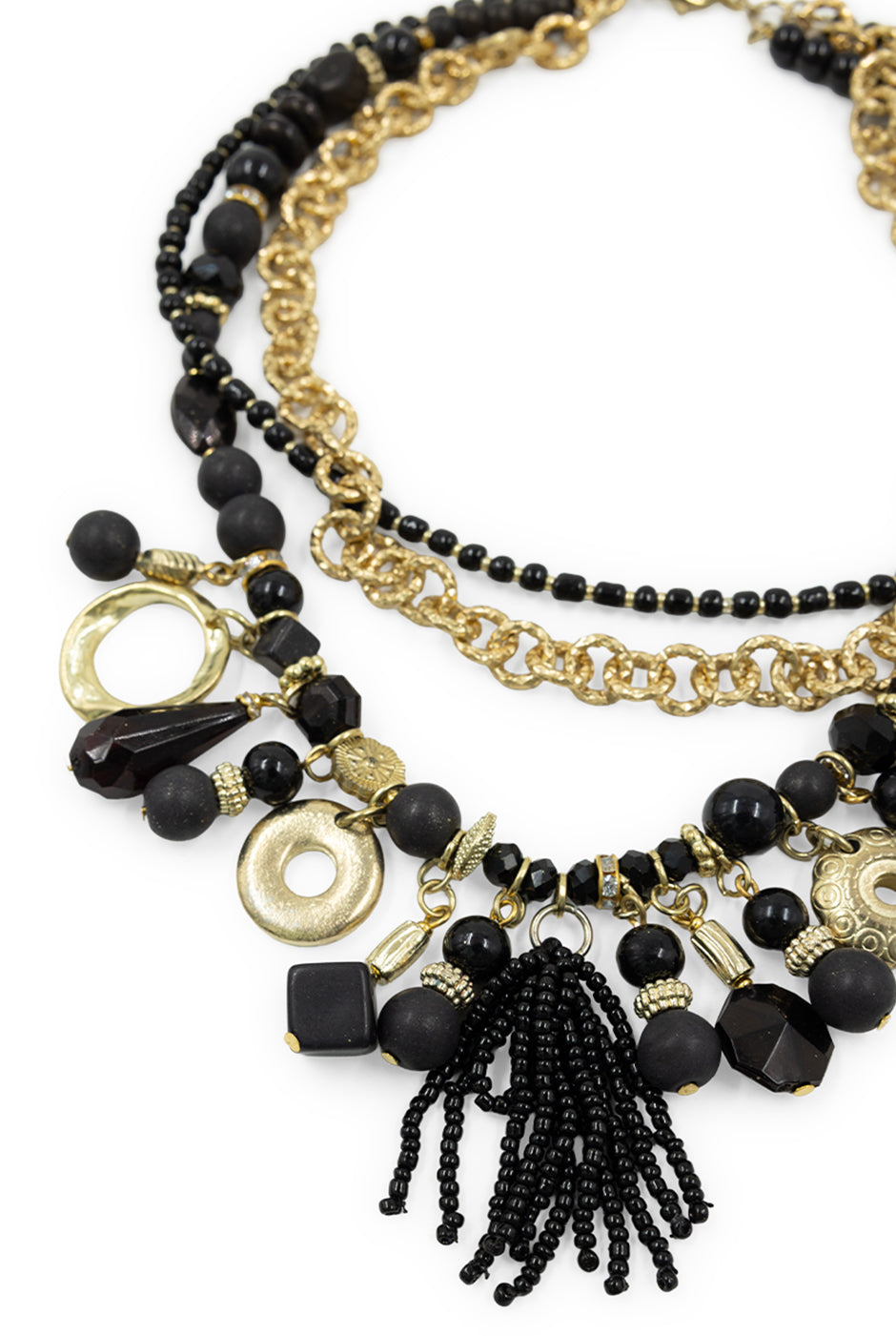 Collar de tres capas con cuentas negras y cadenas doradas
