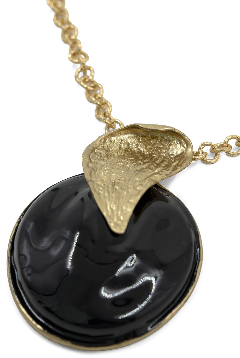 Collar Black Medallion con cadena dorada y medallón negro