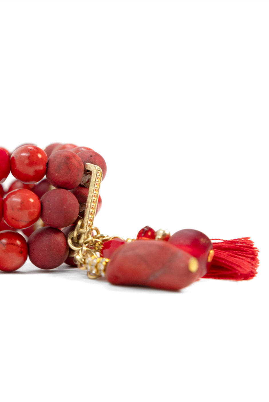 Brazalete Borla Rojo con cuentas y colgantes dorados
