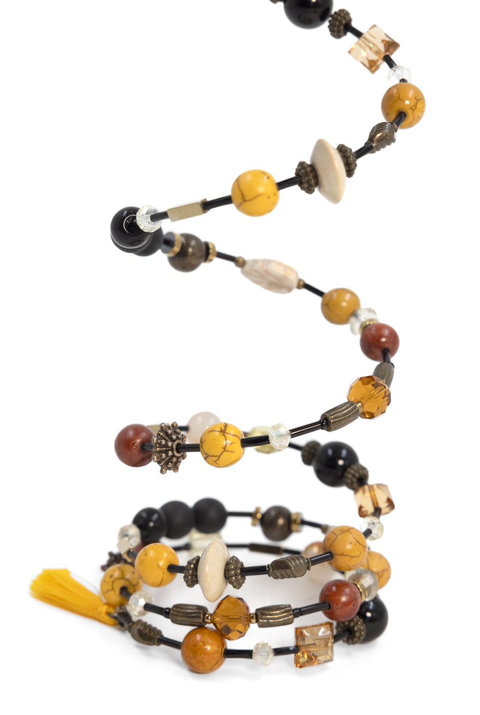 Brazalete bohemio mostaza con cuentas y borlas