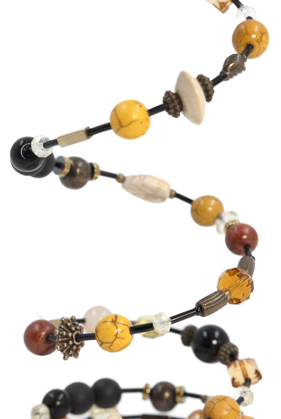 Brazalete bohemio mostaza con cuentas y borlas