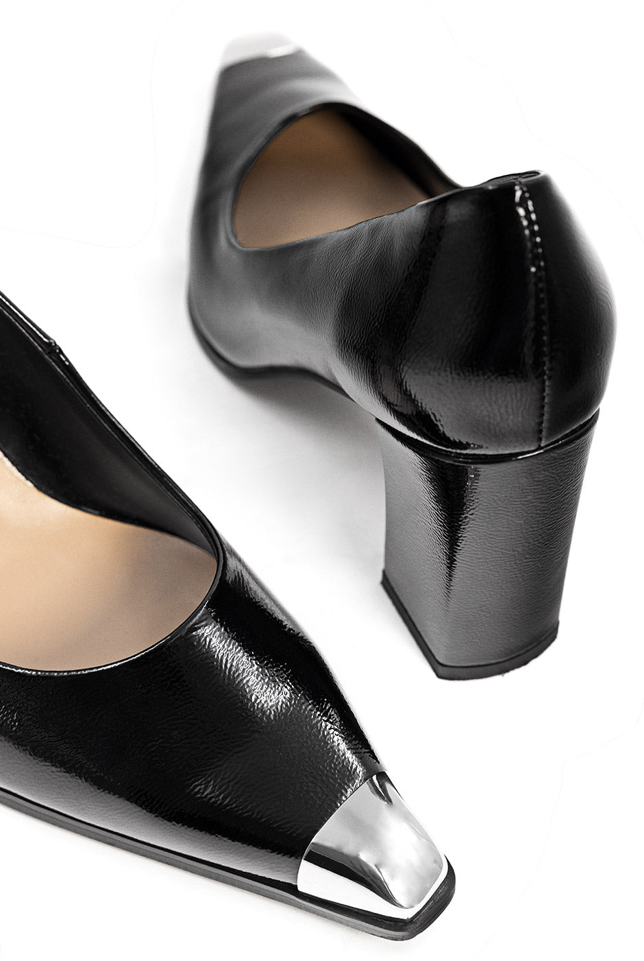 Zapatilla Glossy negra con punta metalizada y tacón grueso