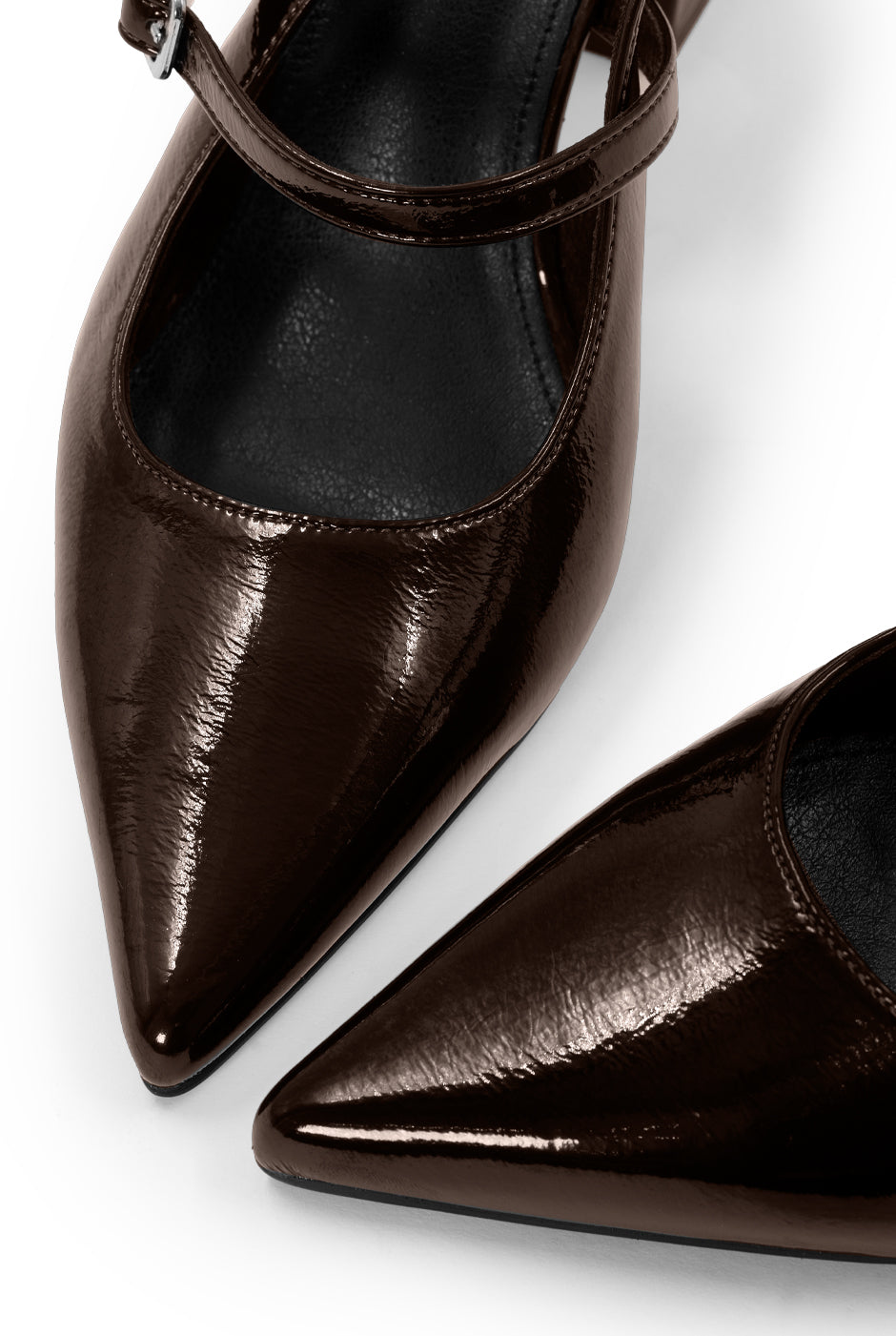 Zapatilla de charol chocolate con tacón grueso y hebilla