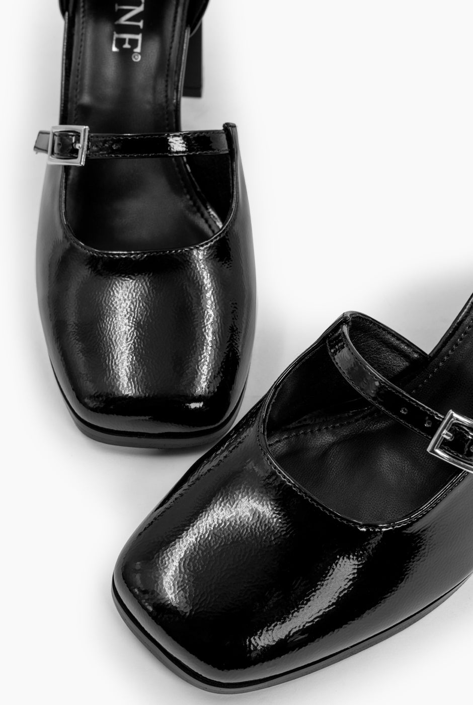 Zapato Mary Jane Heel negro con efecto charol y hebillas dobles