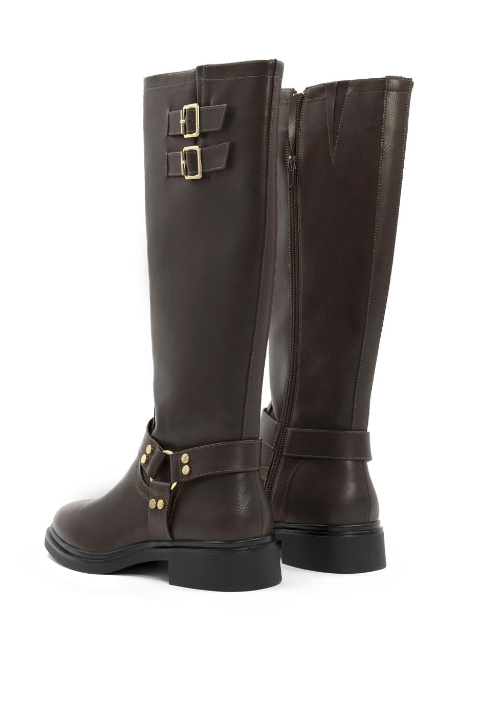 Bota ecuestre café con detalles metálicos y suela track