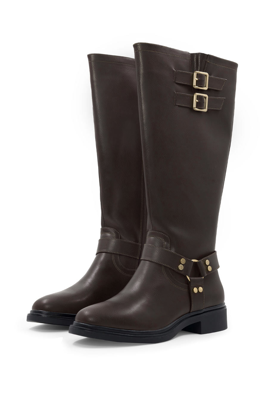 Bota ecuestre café con detalles metálicos y suela track