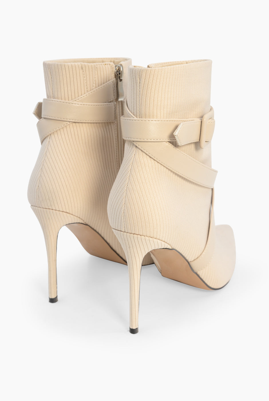 Botín Canalé beige con tacón stiletto y cinto envolvente de ecopiel