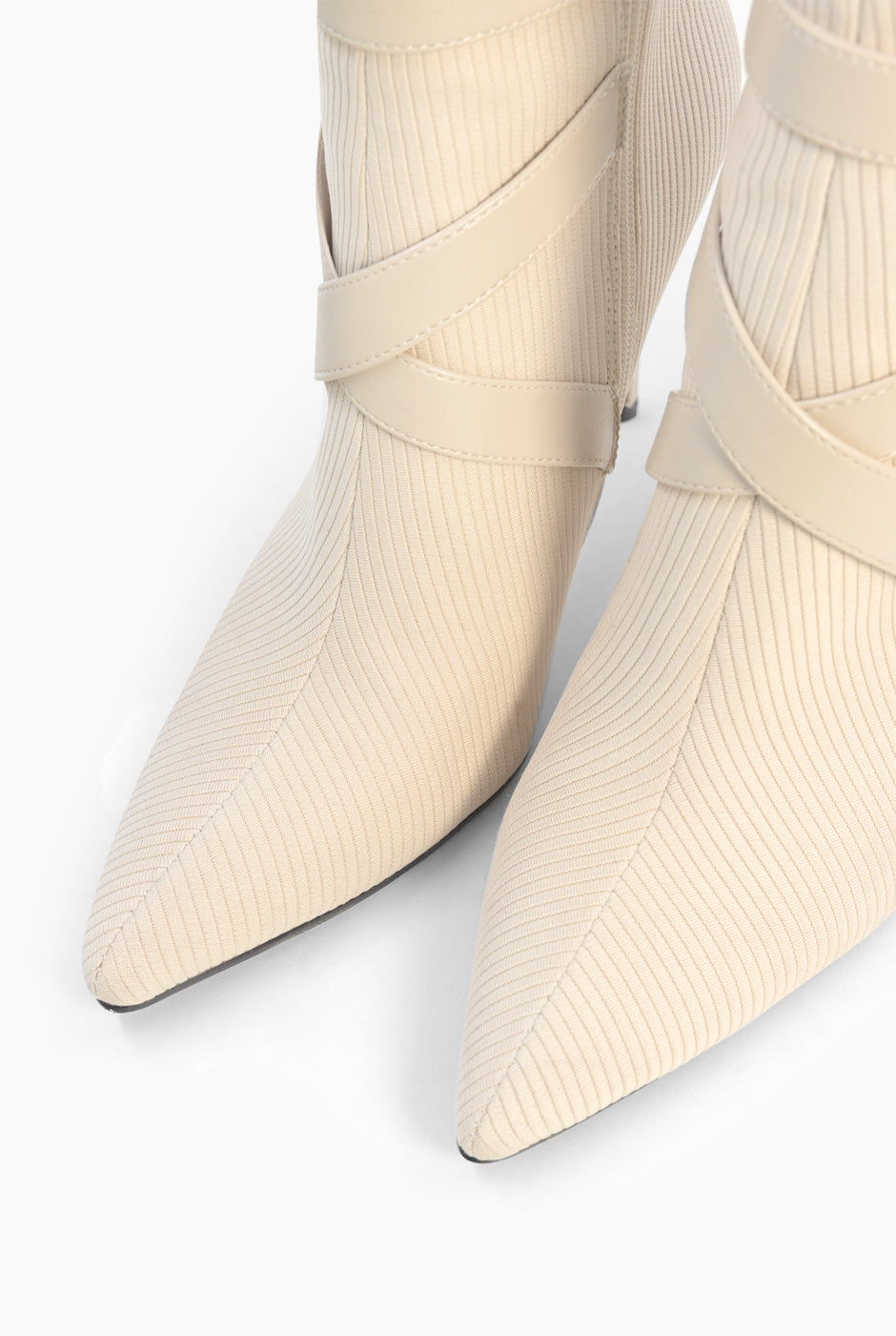 Botín Canalé beige con tacón stiletto y cinto envolvente de ecopiel