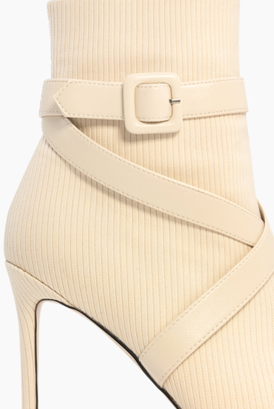 Botín Canalé beige con tacón stiletto y cinto envolvente de ecopiel