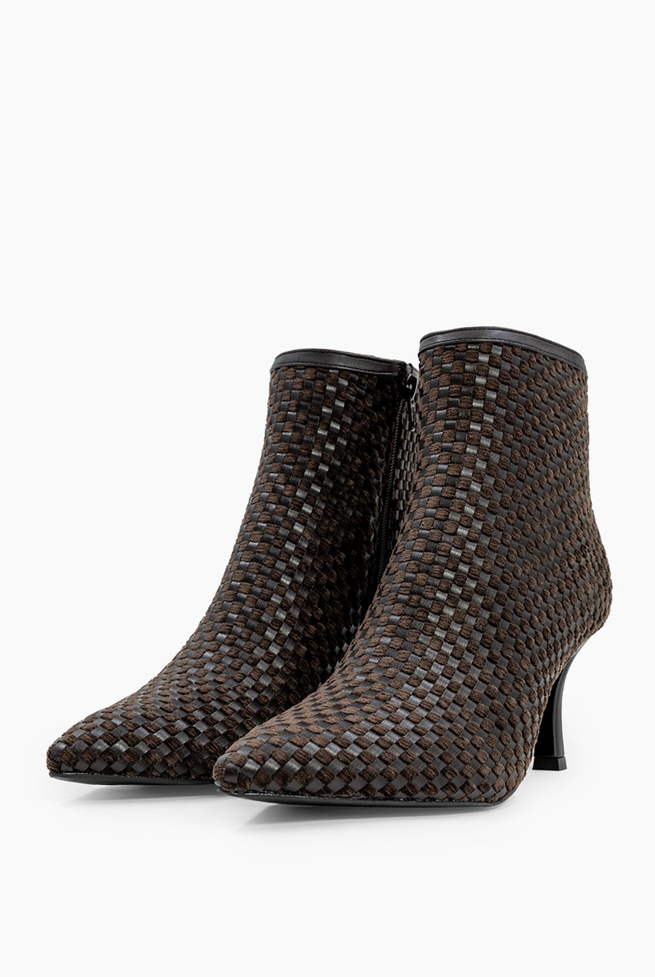 Botín chocolate de ecopiel trenzada con tacón de 7 cm