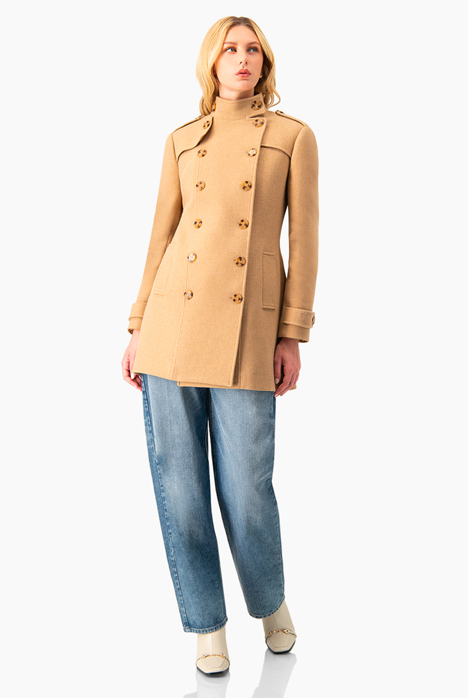 Abrigo cruzado de doble botonadura