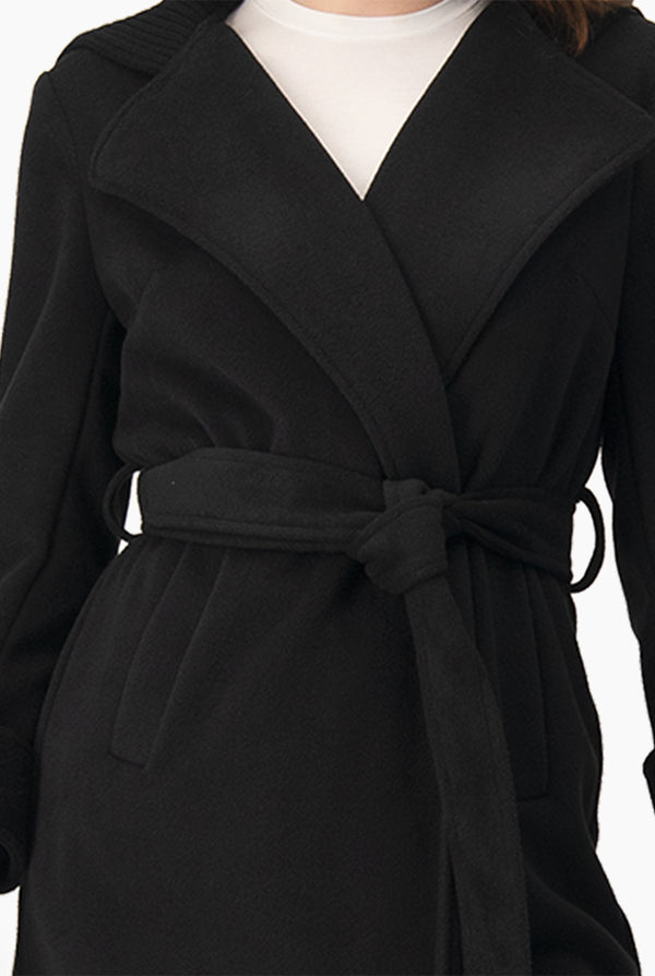 Abrigo corto cruzado con capucha