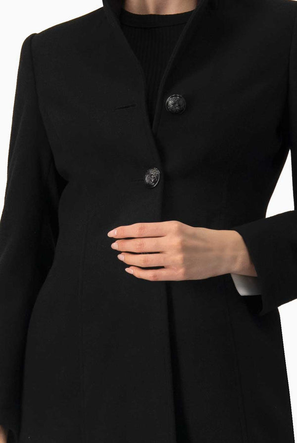 Abrigo cruzado negro con botones
