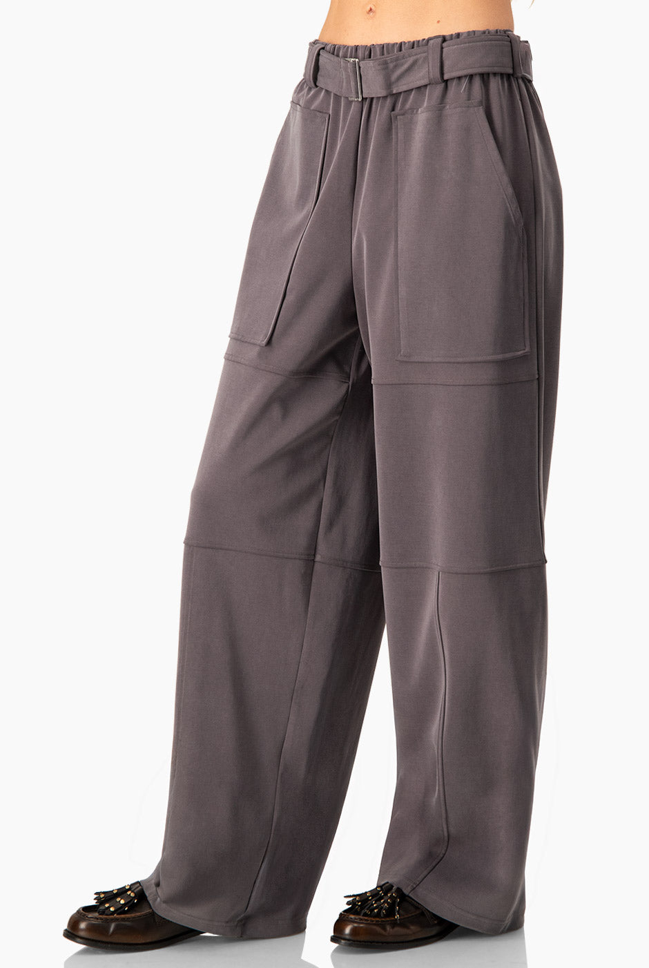 Pantalón Extra Soft gris con bolsillos grandes y cinturón