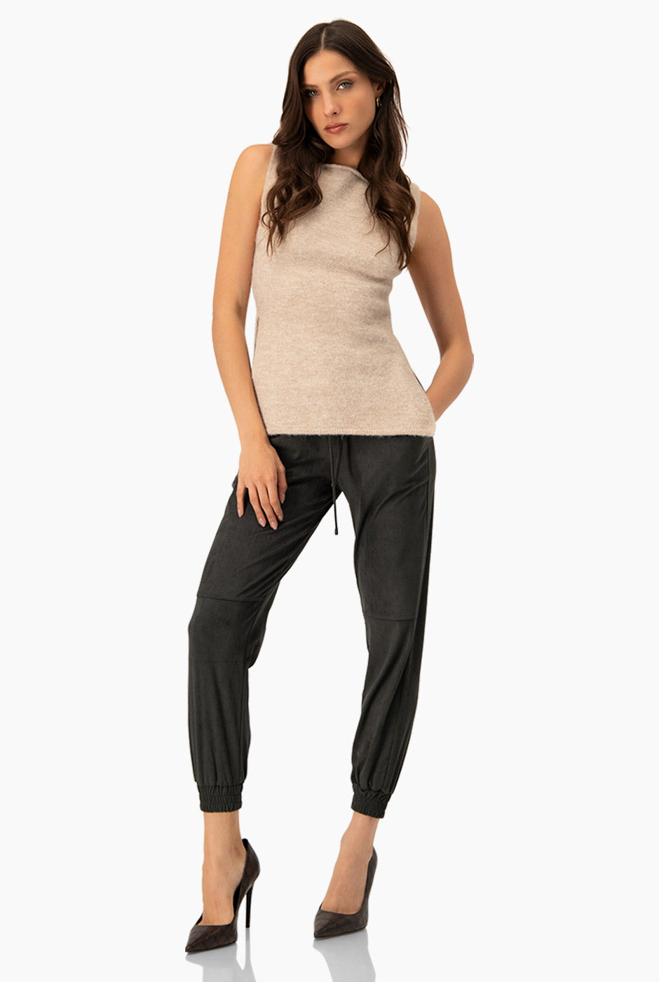 Pantalón Jogger Suede verde con pretina ajustable y bolsillos