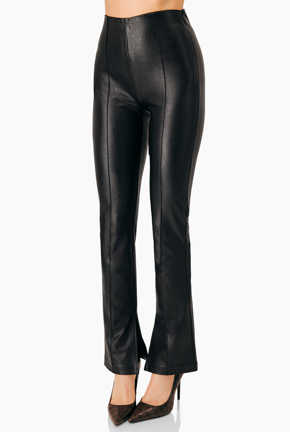 Pantalón recto negro de ecopiel con tiro alto y aberturas