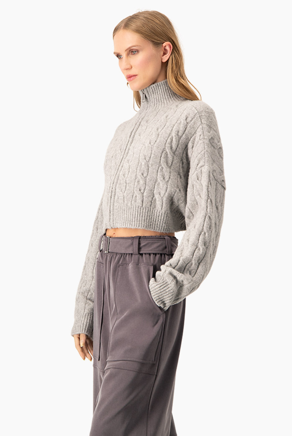 Suéter Cable Crop jaspe con tejido de ochos y cierre frontal