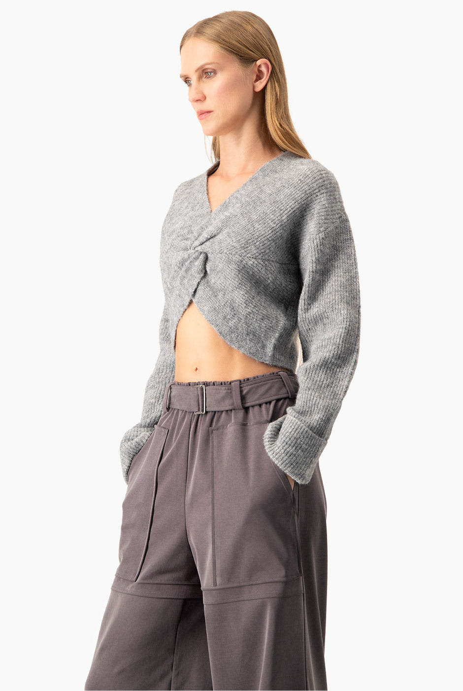 Suéter corto jaspe con diseño anudado y mangas largas