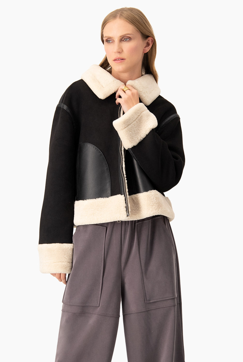 Chamarra biker negra de terciopelo con detalles en ecopiel