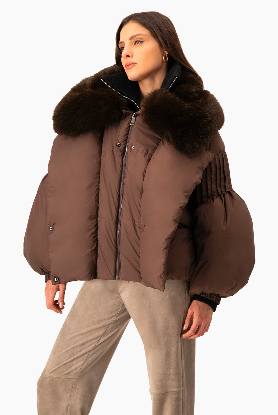 Chamarra café puffer con mangas abullonadas y cuello de pelo