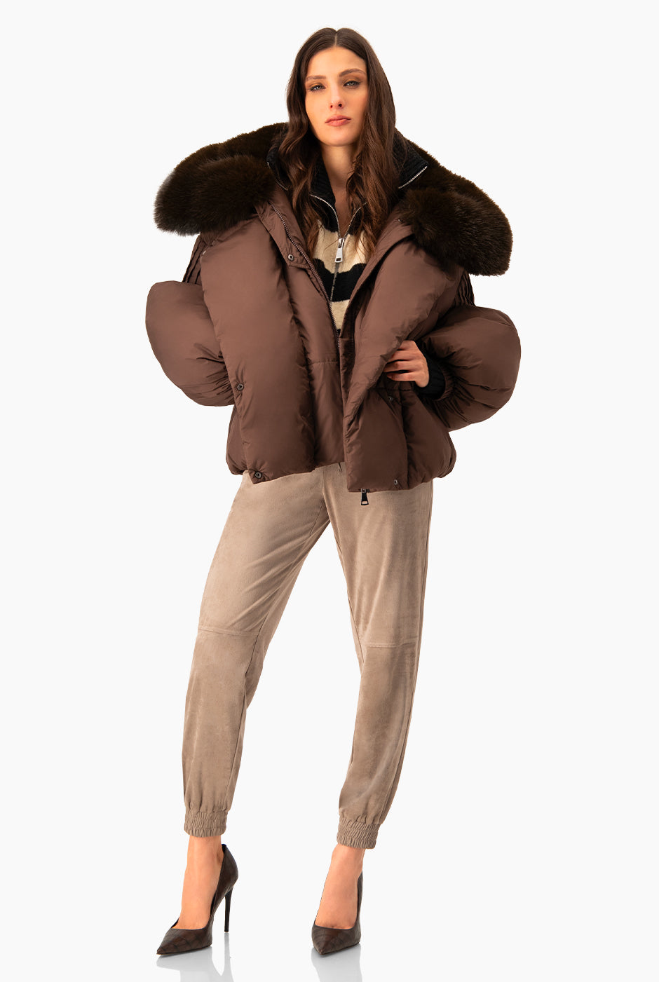 Chamarra café puffer con mangas abullonadas y cuello de pelo